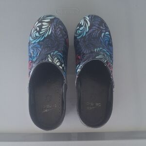 EUC-DANSKO Clogs SIZE 7